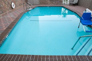 Loft Romantique, 1 très grand lit, baignoire à jets, vue piscine | Vue de la chambre