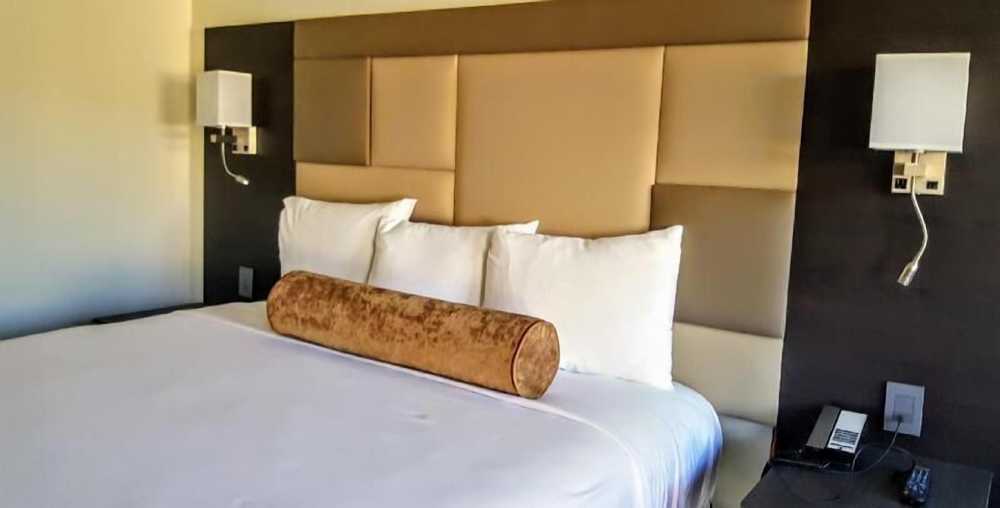 Premium bedding, desk, iron/ironing board, free WiFi