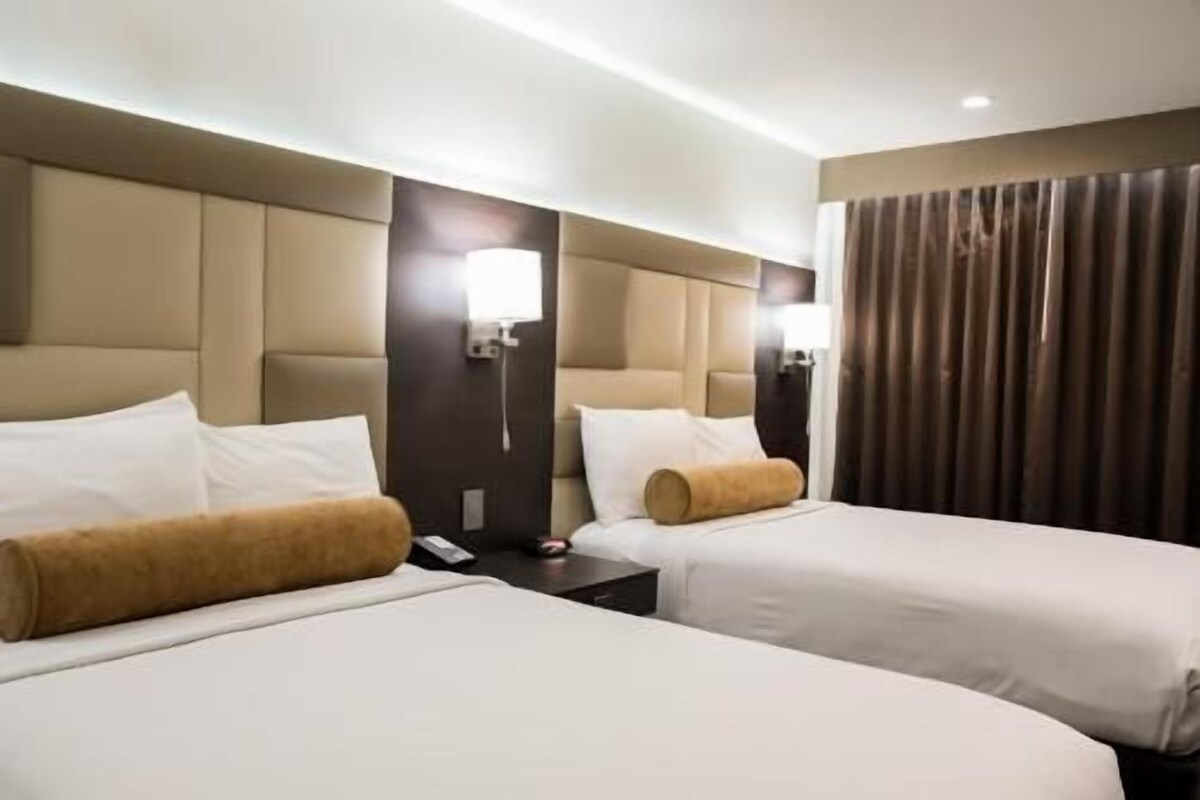 Peralatan tempat tidur premium, meja, seterika/papan seterika 