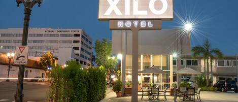 Boendets fasad - kväll/natt