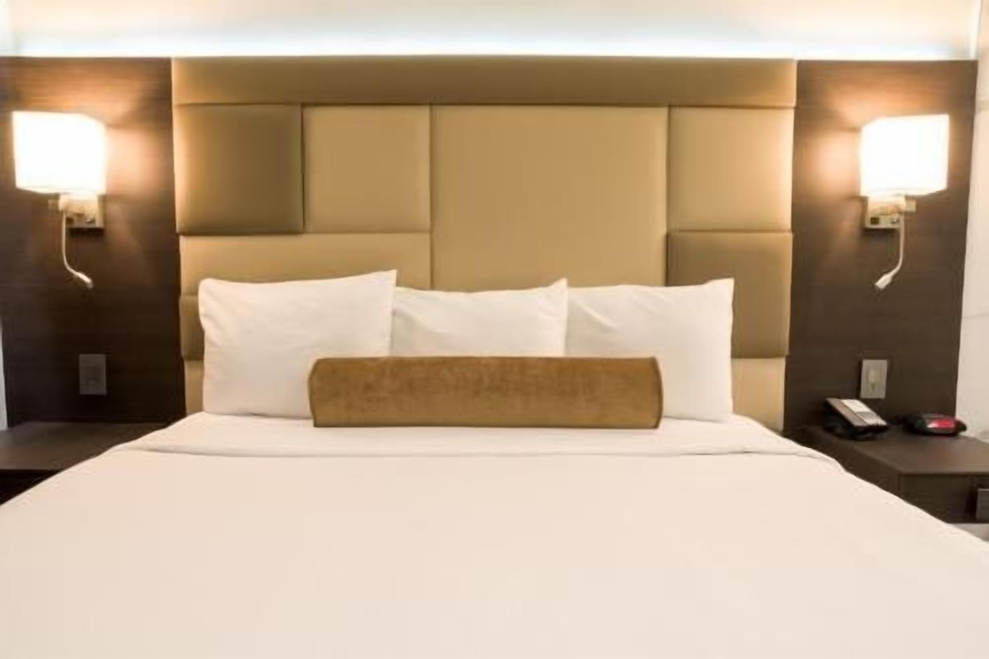 Premium bedding, desk, iron/ironing board, free WiFi