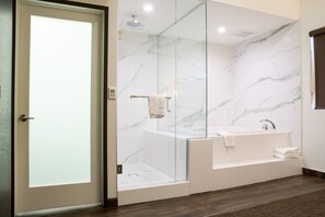 Romantic Suite, 1 King Bed, Jetted Tub | Bathroom | Free toiletries, hair dryer, towels - Hotel Xilo Glendale (Glendale)