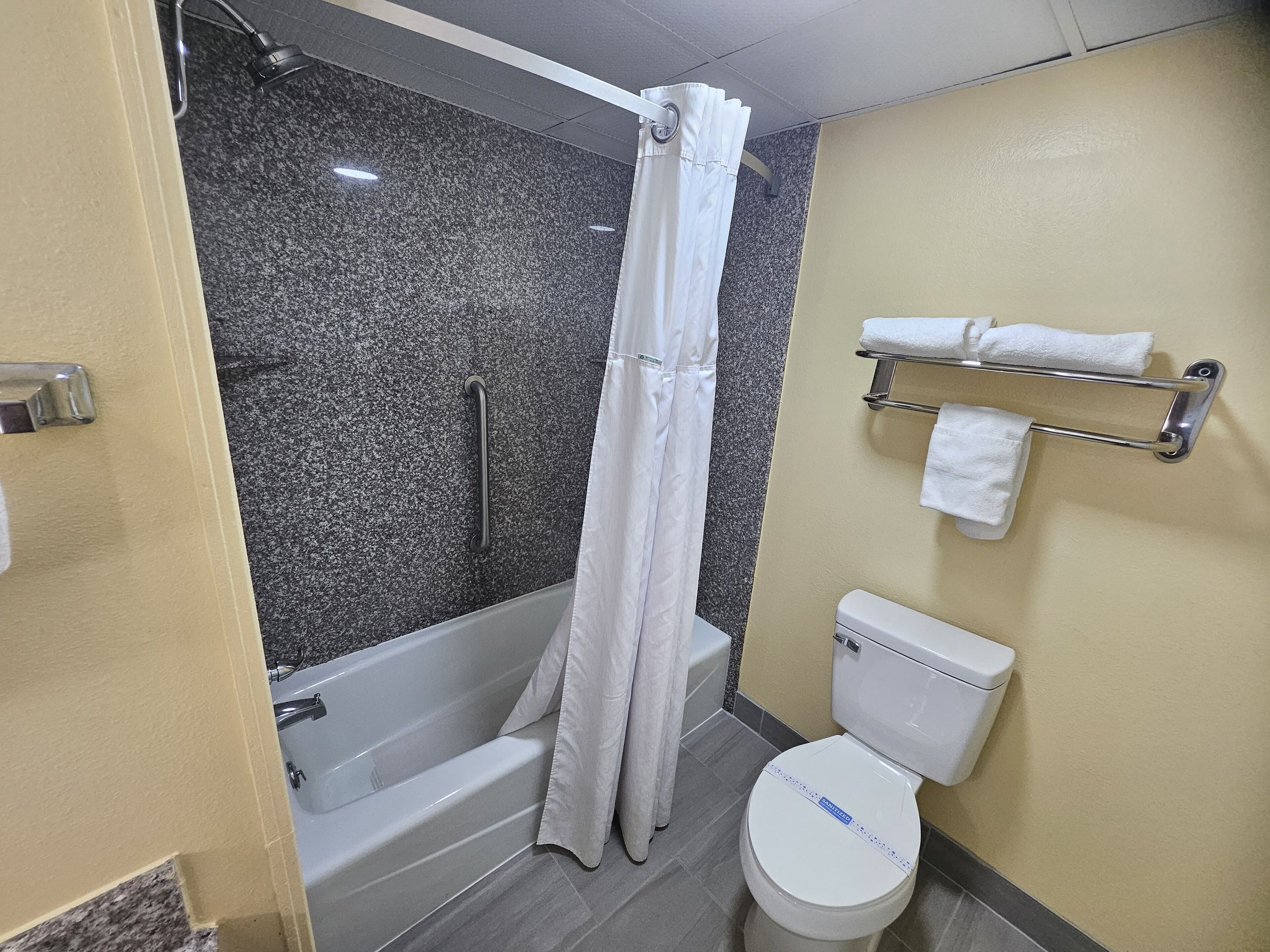 Kombinert dusj/badekar, toalettartikler (inkludert) og hårføner