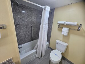 Kombination af bruser/badekar, gratis toiletartikler, hårtørrer