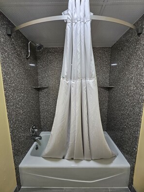 Combined shower/bathtub, free toiletries, hair dryer, towels