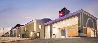 Red Roof Inn & Suites Austin East - Manor