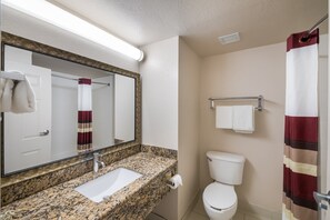 Combined shower/bathtub, free toiletries, towels - Red Roof Inn & Suites Austin East - Manor (Manor)