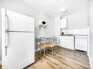 Appartement, 1 chambre | Cuisine privée | Réfrigérateur grande capacité avec congélateur, four à micro-ondes