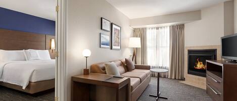 Pillowtop-bedden, een bureau, een laptopwerkplek