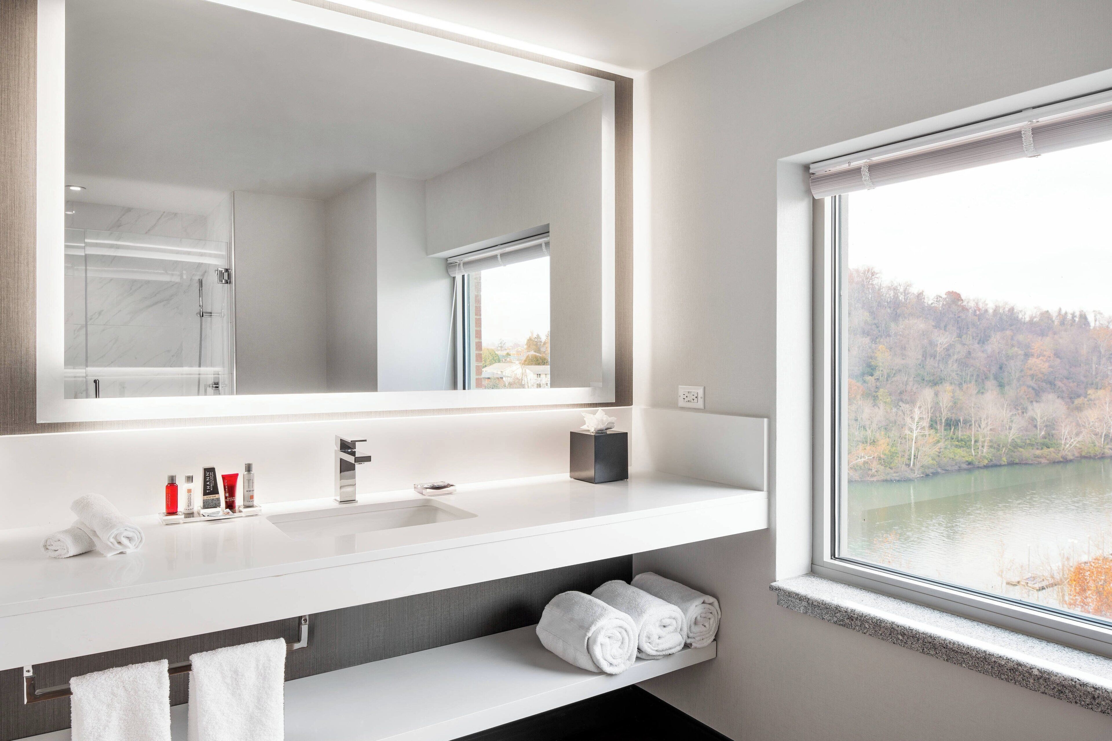 room, 1 king bed, river view, corner | bathroom | combined shower/bathtub, free toiletries, hair dryer, towels