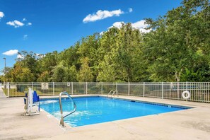 Seasonal outdoor pool - Sleep Inn & Suites Jacksonville near Camp Lejeune (Jacksonville)