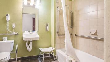 Un baño con inodoro, lavamanos y bañera.