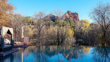 Alberca al aire libre y camas balinesas gratuitas