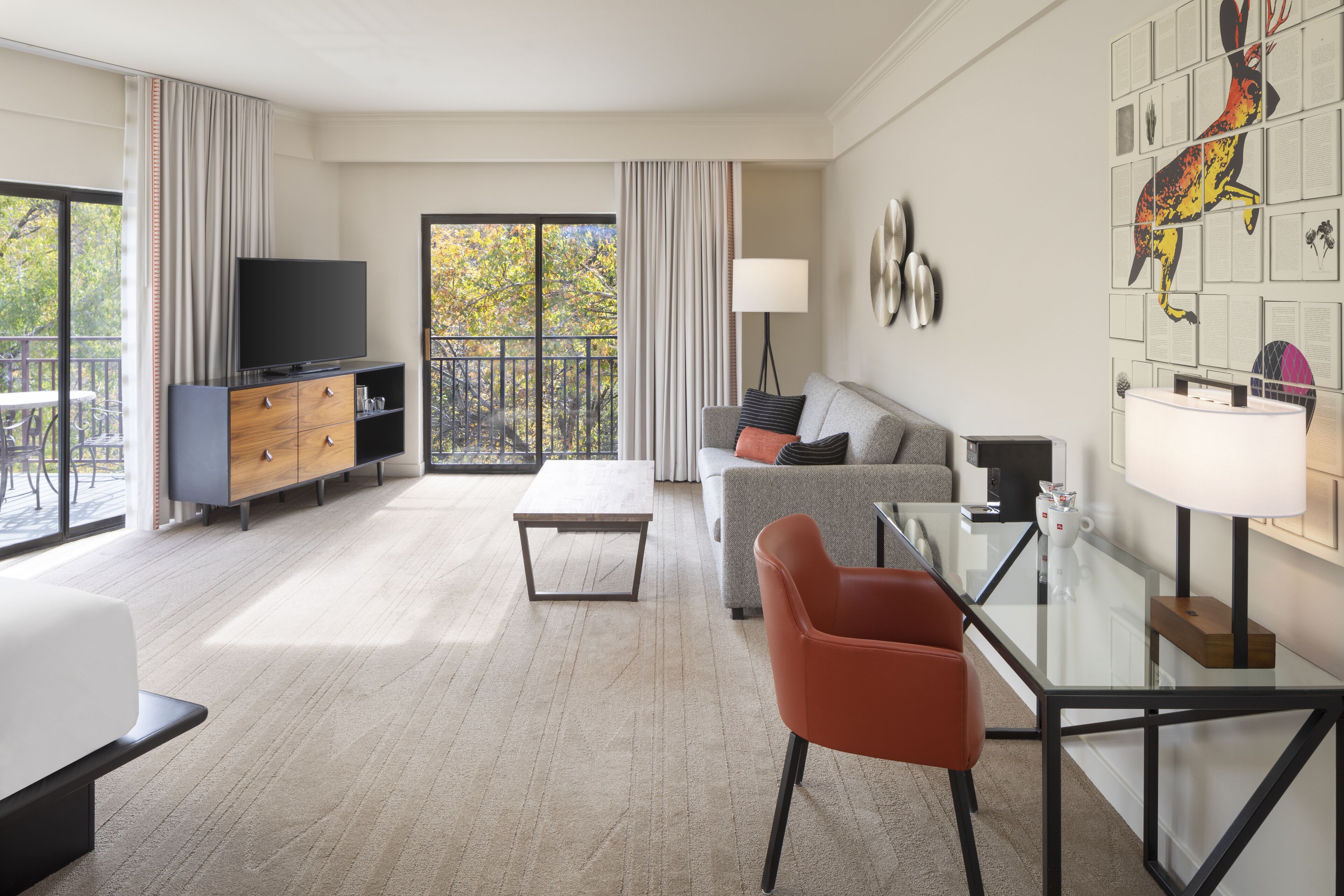 signature studio suite (creekside) | premium bedding, minibar, in-room safe, desk