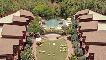 Um hotel com piscina, área de estar ao ar livre e gramado bem cuidado.