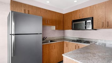 スタンダード ルーム クイーンベッド 2 台 バリアフリー キッチン (with Sofabed) | 高級寝具、デスク、ノートパソコン用作業スペース、防音設備