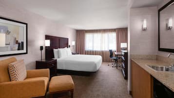 スタンダード ルーム キングベッド 1 台 バリアフリー 禁煙 | 高級寝具、デスク、ノートパソコン用作業スペース、防音設備