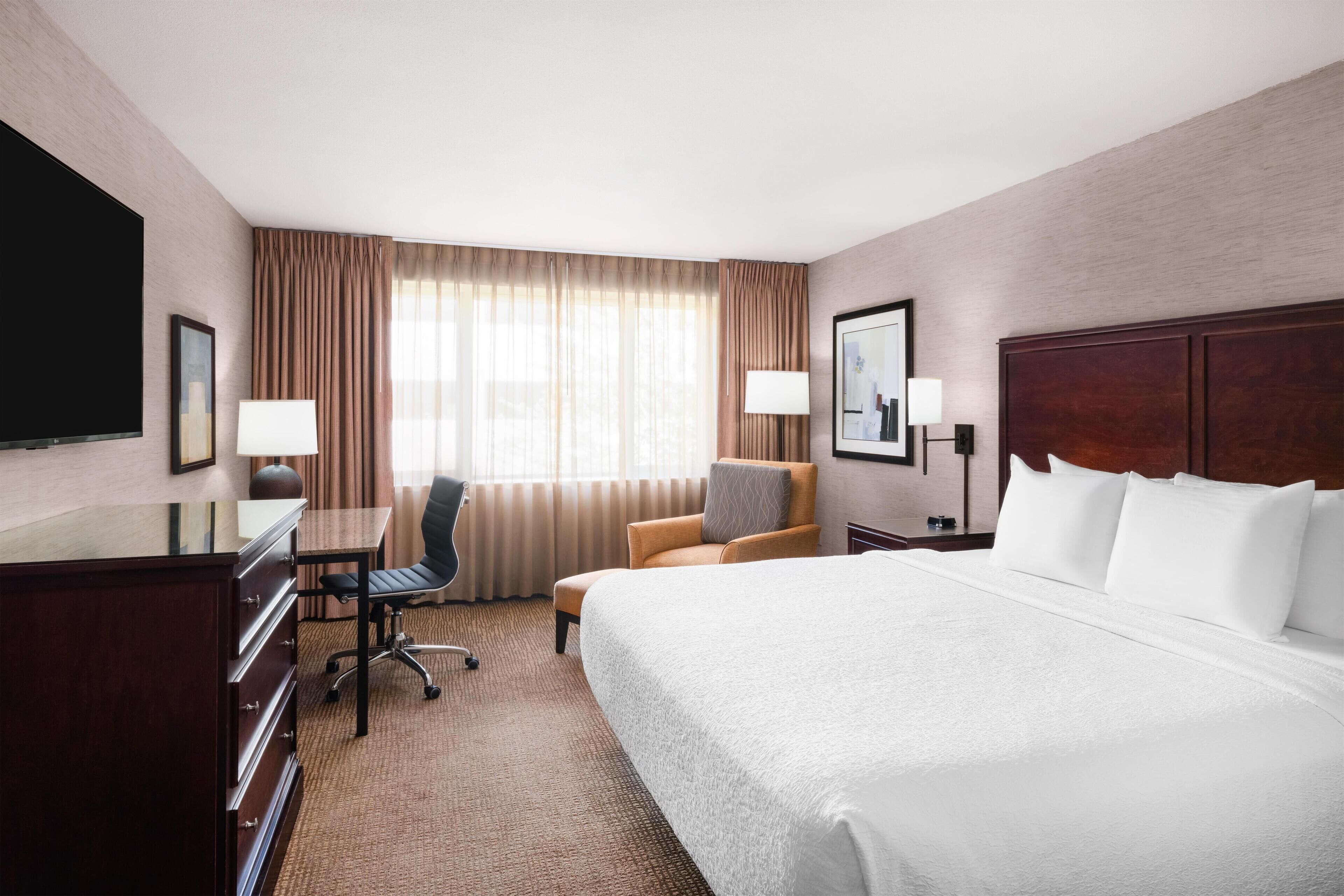 Standard Room, 1 King Bed, Non Smoking | Premium bedding, desk, laptop workspace, soundproofing