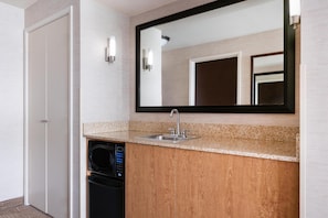 Hochwertige Bettwaren, Schreibtisch, laptopgeeigneter Arbeitsplatz