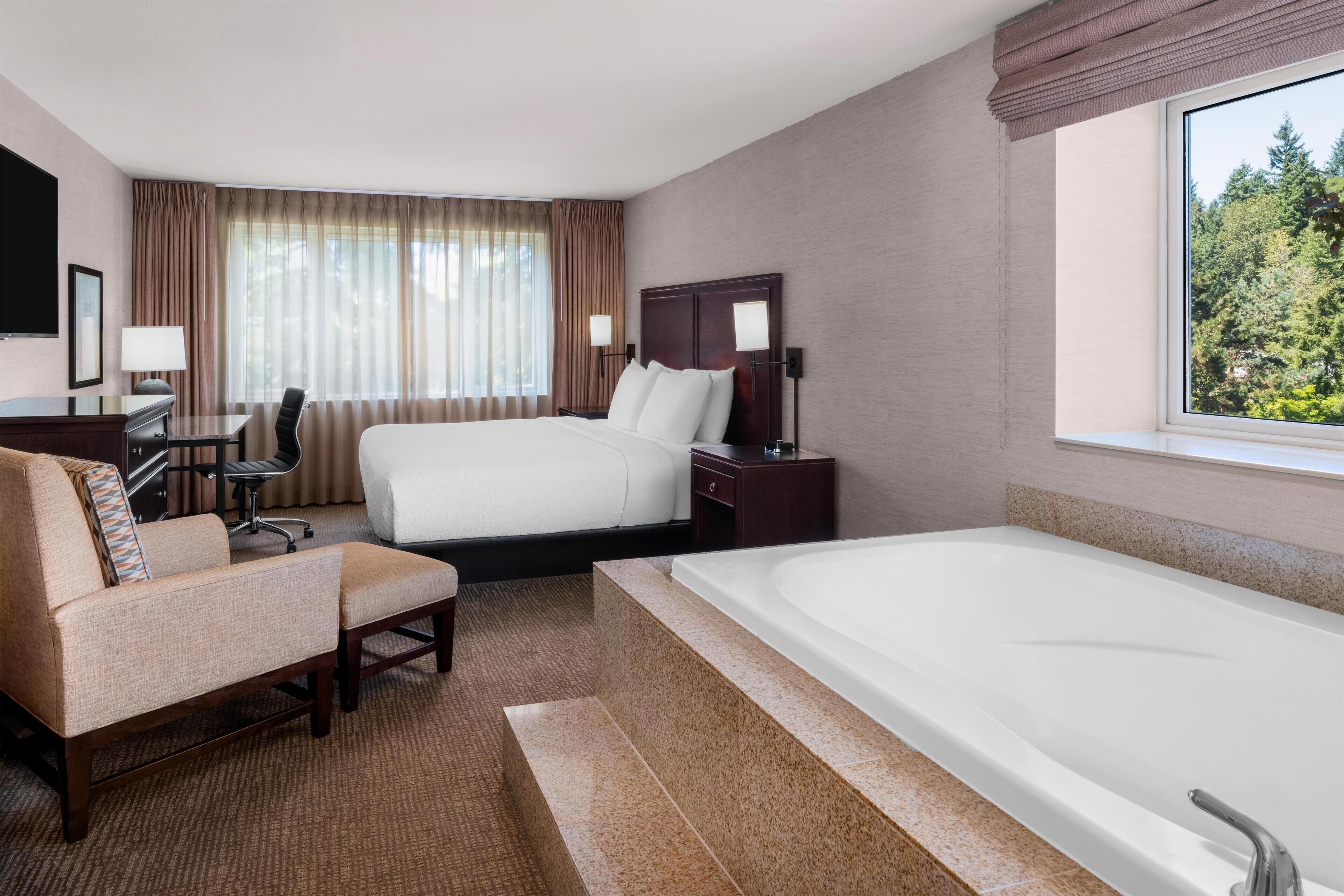 Standard Room, 1 King Bed, Non Smoking, Jetted Tub | Premium bedding, desk, laptop workspace, soundproofing