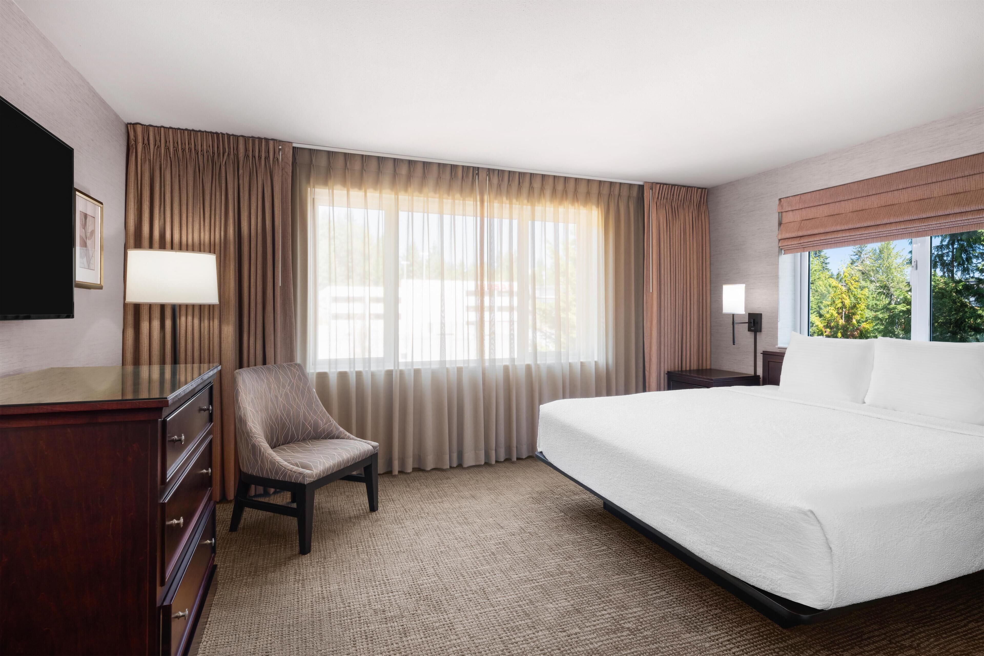 Suite, 1 King Bed, Non Smoking (Living Room;with Sofabed) | Premium bedding, desk, laptop workspace, soundproofing