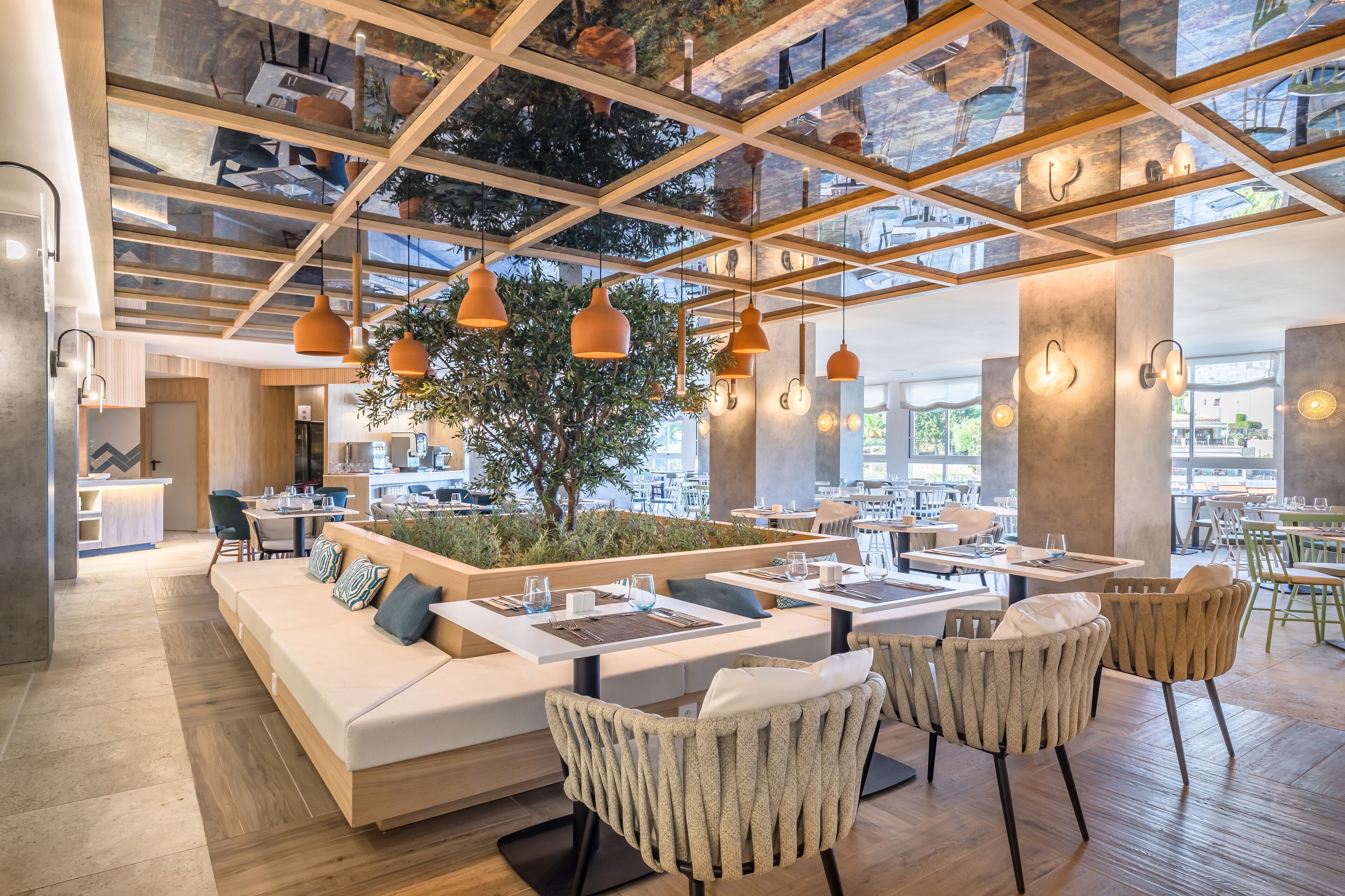 2 ravintolaa, paikallinen ja kansainvälinen keittiö