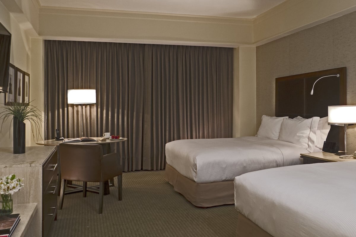 Ropa de cama de alta calidad, edredón, camas con pillow-top y minibar