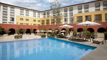 Kolam renang outdoor, dengan payung kolam renang dan kursi berjemur