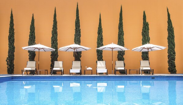Outdoor pool, pool umbrellas, sun loungers