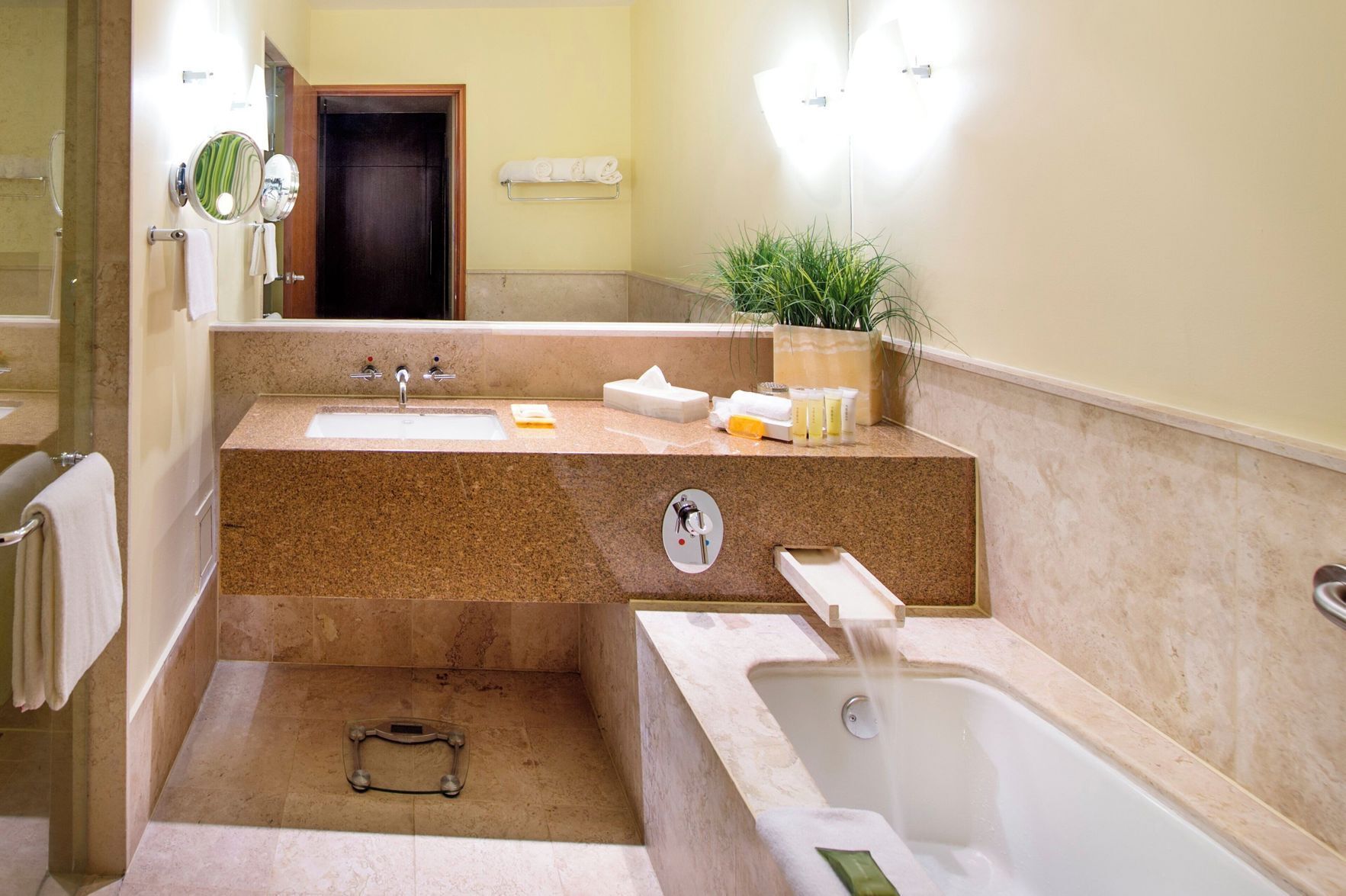 Bañera y ducha independientes, bañera profunda