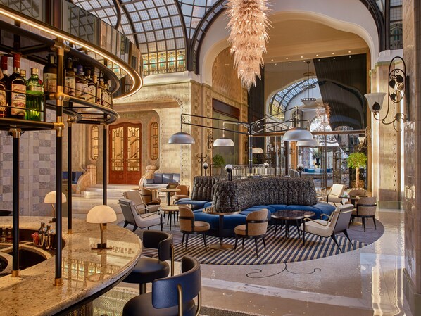 2 bars/lounges, cocktail bar