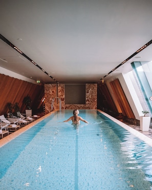 Couples treatment rooms, body treatments, hot stone massages