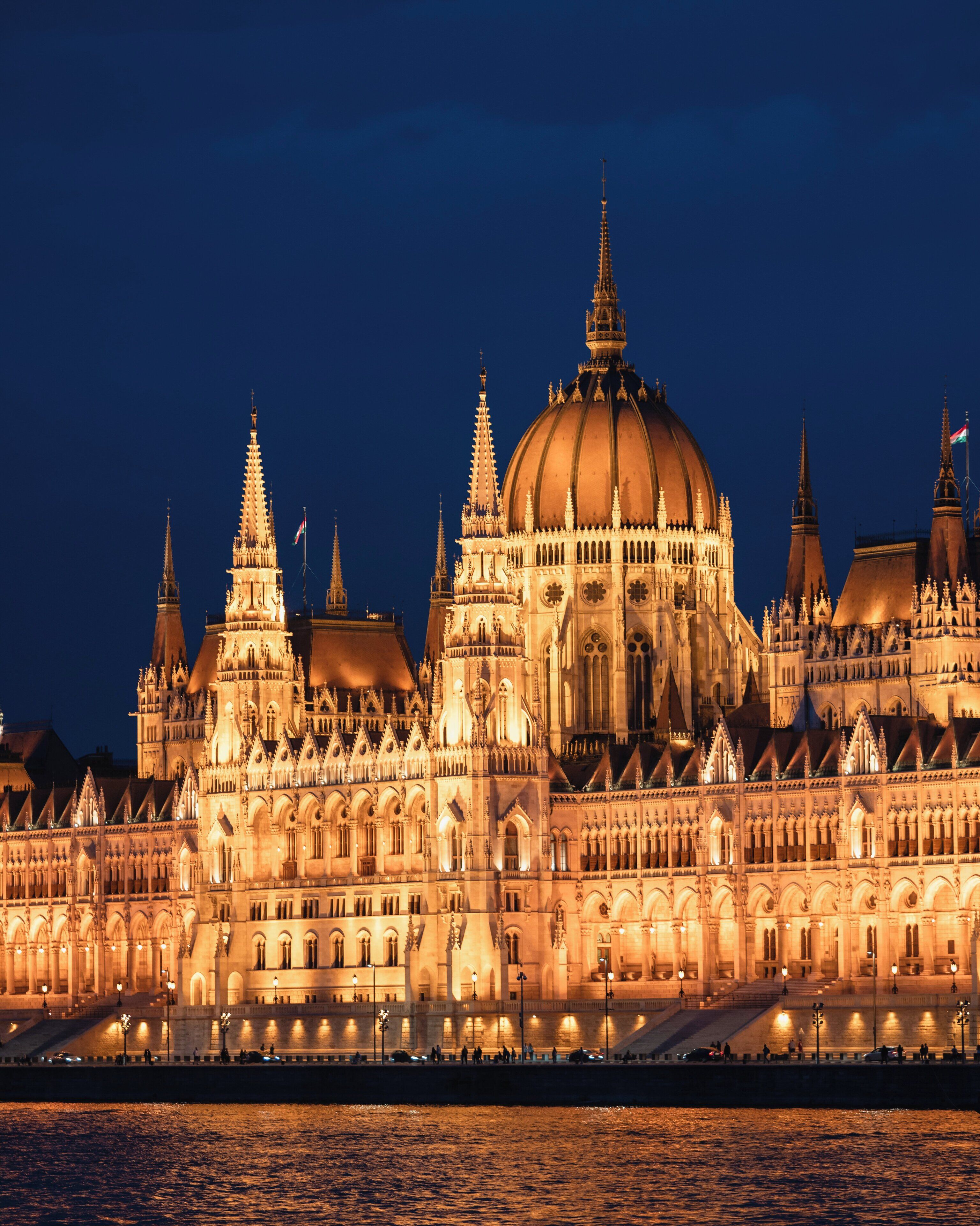 Um edifício imponente com múltiplas torres e cúpulas, provavelmente um edifício governamental ou histórico, com uma grande cúpula central e torres menores ao redor.