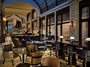 2 bars/lounges, cocktail bar
