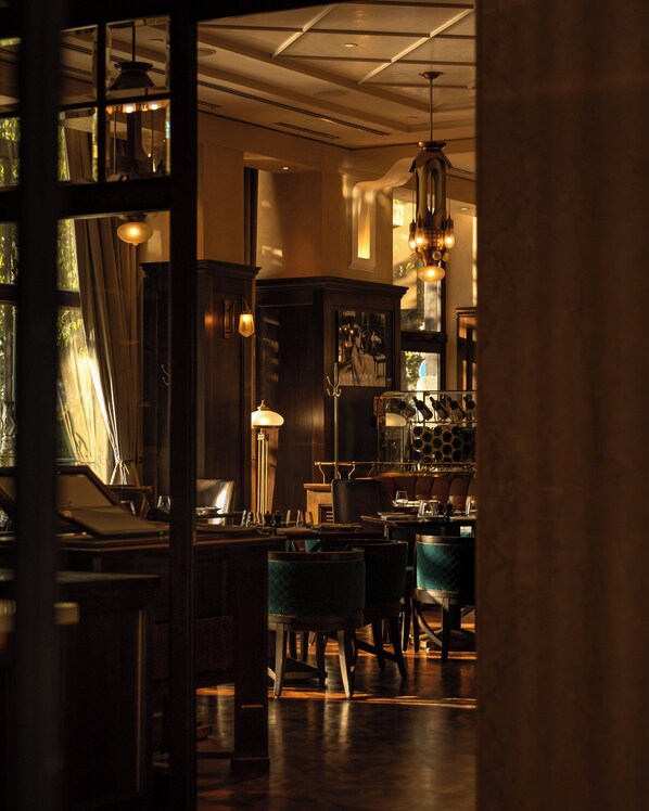 2 bars/lounges, cocktail bar