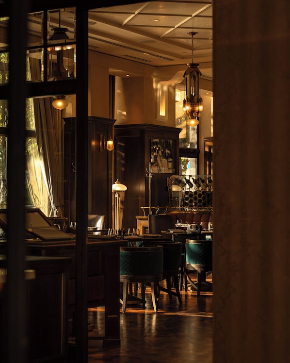 2 bars/lounges, cocktail bar