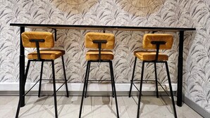 Uma área de refeições com uma mesa e três cadeiras.