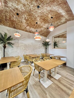 Café da manhã continental todos os dias (EUR 14.00 por pessoa) 