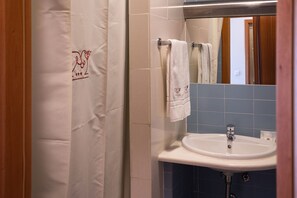 Chambre Standard avec lits jumeaux | Salle de bain | Douche, sèche-cheveux, bidet, serviettes fournies