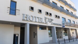 A hotel building with a modern facade, large windows, and a prominent sign reading "HOTEL POMBAENSE". - Hotel Pombalense (Pombal)
