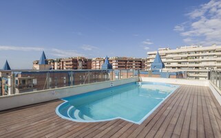 Piscina externa, espreguiçadeiras