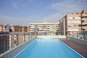 Piscina externa, espreguiçadeiras
