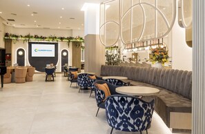 Coffee shop - Hotel ILUNION Les Corts Spa (Barcelona)