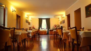 Café da manhã self-service grátis todos os dias