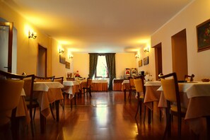 Free daily self-serve breakfast - Hotel Sebino (Sarnico)