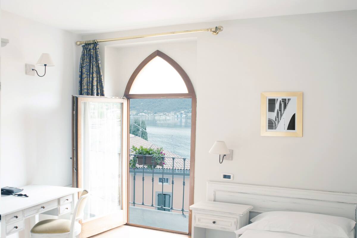 Classic Single Room | Desk, blackout drapes, cribs (free), WiFi (free)