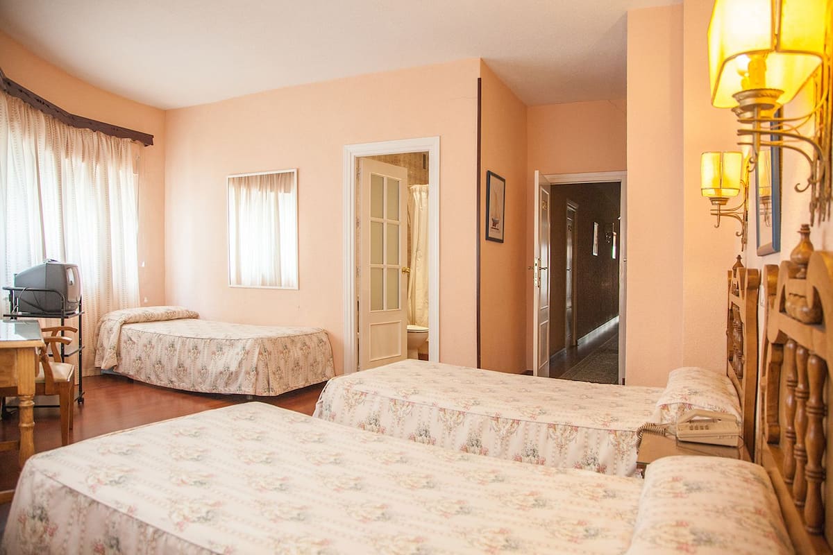 Kolmen hengen perushuone (With extra bed) | Tallelokero huoneessa, ilmaiset vauvansängyt, ilmainen Wi-Fi