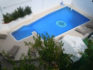 Piscine extérieure, chaises longues
