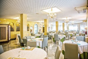 Daily buffet breakfast for a fee - Hotel Miramar (Lanjaron)