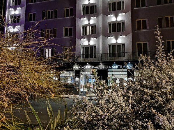 Façade de l’hébergement - soirée/nuit